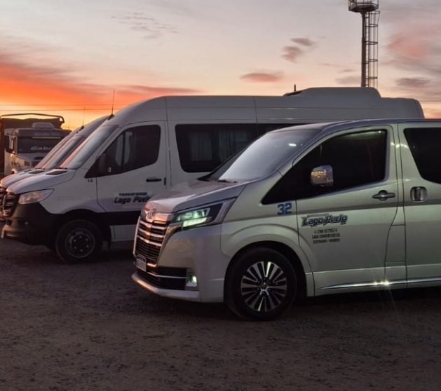 Toyota Hiace Wagon y Sprinter Lago Puelo al atardecer